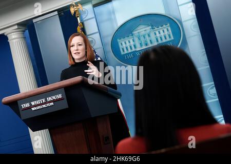 Washington, USA. 02nd. Februar 2022. Jen Psaki, die Pressesprecherin des Weißen Hauses, spricht am 2. Februar 2022 bei einer täglichen Pressekonferenz im Weißen Haus in Washington. Foto von Yuri Gripas/Pool/Sipa USA Quelle: SIPA USA/Alamy Live News Stockfoto