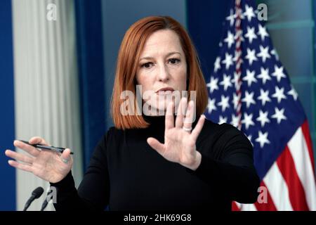 Washington, USA. 02nd. Februar 2022. Jen Psaki, die Pressesprecherin des Weißen Hauses, spricht am 2. Februar 2022 bei einer täglichen Pressekonferenz im Weißen Haus in Washington. Foto von Yuri Gripas/Pool/Sipa USA Quelle: SIPA USA/Alamy Live News Stockfoto