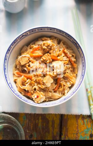 Pad Thai mit Tofu. Thailändisches Gericht mit Reisnudeln, Karotten und Erdnüssen Stockfoto