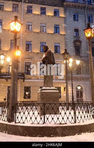 Denkmal Nikolai Gogols in St. Petersburg im Winter in der Nacht Stockfoto