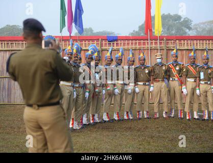 Mitarbeiter verschiedener Truppen fotografieren anlässlich der Feierlichkeiten zum Tag der Republik 73rd auf dem Gelände der Assam-Gewehre in Agartala. Tripura, Indien. Stockfoto