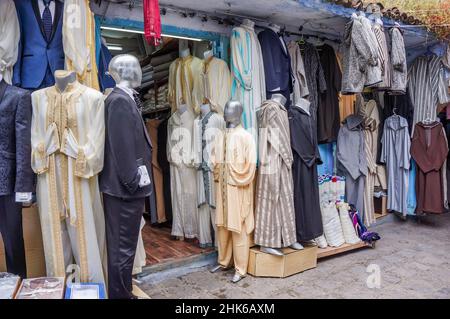 Vorderseite eines traditionellen marokkanischen Ladens mit Mannequins in Herrenkleidung Stockfoto