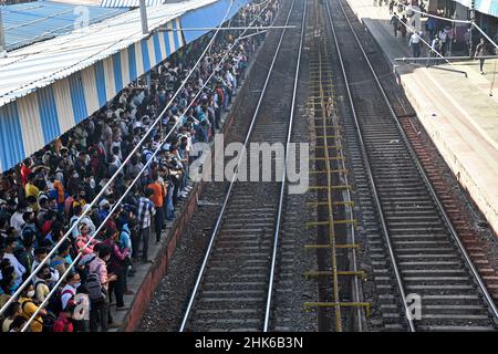 Mumbai, Indien. 01st. Februar 2022. Pendler werden auf dem Bahnsteig gesehen, der während der Hauptverkehrszeit in Mumbai auf den lokalen Zug wartet. Die Nahverkehrszüge von Mumbai sind die Lebensader der Stadt und müssen neu belebt werden. Die Eisenbahnprojekte von Maharashtra wurden im EU-Haushalt nicht erwähnt, was laut Nandkumar Deshmukh (Präsident der Federation of Suburban Passengers Association) den Eisenbahnpersonenverband enttäuscht hat. Kredit: SOPA Images Limited/Alamy Live Nachrichten Stockfoto