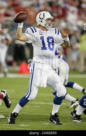 Indianapolis Colts Quarterback Peyton Manning wirft einen Pass während eines NFL-Spiels. Stockfoto