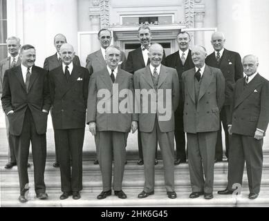 1953, Washington, DC - Präsident Eisenhower posiert mit Mitgliedern des Obersten Gerichtshofs. L-r, erste Reihe: William O. Douglas, Stanley Reed, Fred M Vinson, Chief Justice, Präs. Eisenhower, Hugo Black und Felix Frankfurter. Hintere Reihe l-r: Sherman Adams, Ast an den Präsidenten, Herbert Brownell, Generalanwalt, Sherman Minton, Thomas C. Clark, Robert H. Jackson und Harold H. Burton. Stockfoto