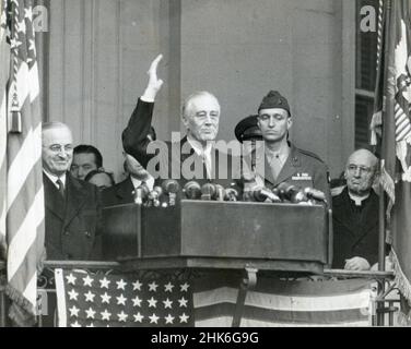 20. Januar 1945, Washington, DC - Franklin Delano Roosevelt wurde kurz nach seinem Amtseid von 4th gezeigt. Die Zeremonie dauerte nur 15 Minuten. Vizepräsident Harry Truman ist auf der linken Seite, und Roosevelts Sohn James steht neben seinem Vater, Washington, DC. Stockfoto