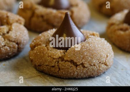 Erdnussblütenkekse kühlen nach dem Backen ab Stockfoto