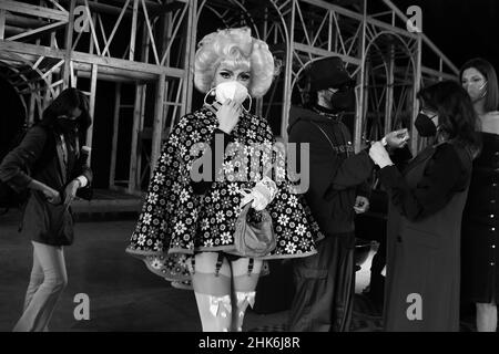 2. Februar 2022 - Models im Backstage-Bereich, Gast, Drag Queen und Menschen am ersten Tag der Rome Fashion Week von Altaroma in den Cinecitta Studios in Rom Rom, Italien. © Evandro Inetti über ZUMA Wire) (Bildnachweis: © Evandro Inetti/ZUMA Press Wire) Stockfoto