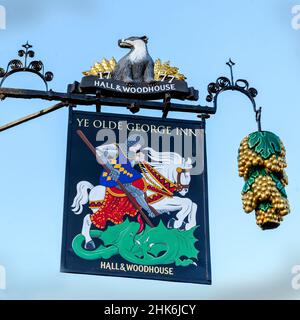 Traditionelles hängendes Pub-Schild im Ye Olde George Inn - Hall & Woodhouse Public House - Church Street, East Meon, Petersfield, Hampshire, England, VEREINIGTES KÖNIGREICH Stockfoto