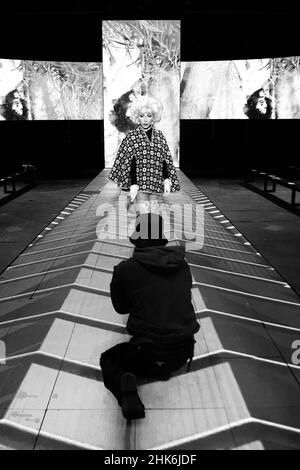 2. Februar 2022 - Models im Backstage-Bereich, Gast, Drag Queen und Menschen am ersten Tag der Rome Fashion Week von Altaroma in den Cinecitta Studios in Rom Rom, Italien. © Evandro Inetti über ZUMA Wire) (Bildnachweis: © Evandro Inetti/ZUMA Press Wire) Stockfoto