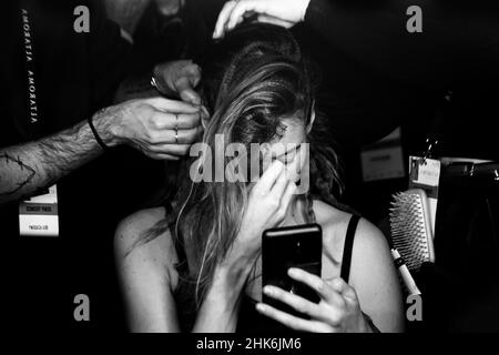 2. Februar 2022 - Models im Backstage-Bereich, Gast, Drag Queen und Menschen am ersten Tag der Rome Fashion Week von Altaroma in den Cinecitta Studios in Rom Rom, Italien. © Evandro Inetti über ZUMA Wire) (Bildnachweis: © Evandro Inetti/ZUMA Press Wire) Stockfoto