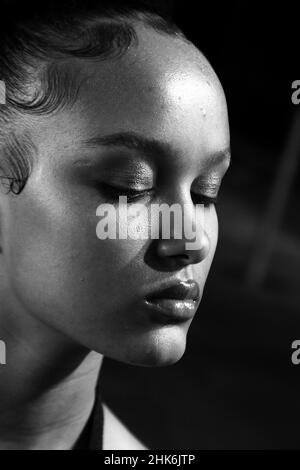 2. Februar 2022 - Models im Backstage-Bereich, Gast, Drag Queen und Menschen am ersten Tag der Rome Fashion Week von Altaroma in den Cinecitta Studios in Rom Rom, Italien. © Evandro Inetti über ZUMA Wire) (Bildnachweis: © Evandro Inetti/ZUMA Press Wire) Stockfoto