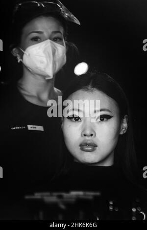 2. Februar 2022 - Models im Backstage-Bereich, Gast, Drag Queen und Menschen am ersten Tag der Rome Fashion Week von Altaroma in den Cinecitta Studios in Rom Rom, Italien. © Evandro Inetti über ZUMA Wire) (Bildnachweis: © Evandro Inetti/ZUMA Press Wire) Stockfoto