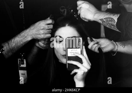 2. Februar 2022 - Models im Backstage-Bereich, Gast, Drag Queen und Menschen am ersten Tag der Rome Fashion Week von Altaroma in den Cinecitta Studios in Rom Rom, Italien. © Evandro Inetti über ZUMA Wire) (Bildnachweis: © Evandro Inetti/ZUMA Press Wire) Stockfoto