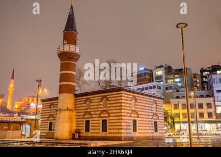 Nachtansicht der Selman Aga Moschee in Uskudar, Istanbul. Diese historische Moschee wurde 1506 erbaut. Stockfoto