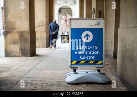 Manchester, Großbritannien. 02nd. Februar 2022. Ein Blick auf ein Covid-19 Impfzentrum. Covid-19-Fälle sind seit Jahresbeginn um den Großraum Manchester exponentiell zurückgegangen, mit der Abnahme der Covid-Maßnahmen. (Foto von Ryan Jenkinson/SOPA Images/Sipa USA) Quelle: SIPA USA/Alamy Live News Stockfoto