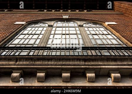 Außenansicht eines himmelspiegelnden Fensters in Usina del Arte, dem ikonischen Kunstzentrum der Stadt Buenos Aires. Buenos Aires, Argentinien. Stockfoto