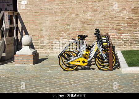 Die hübsche Stadt Cervia, eines der beliebtesten Touristenorte Italiens Stockfoto