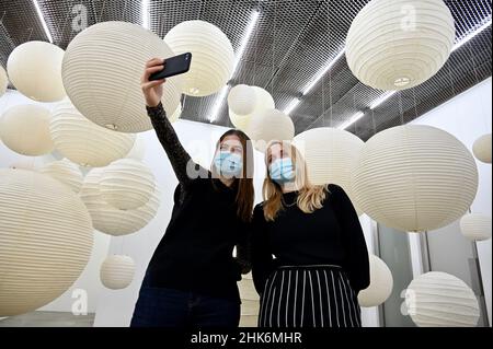London, Großbritannien. Akari Cloud 2022 Papier und Bambus. Isamu Noguchi 'A New Nature' ist eine Ausstellung im White Cube, Bermondsey, die vom 4th. Februar bis 3rd. April 2022 in Zusammenarbeit mit der Isamu Noguchi Foundation und dem Garden Museum, New York, stattfindet. Stockfoto