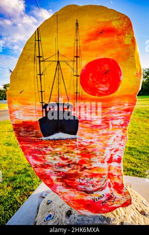 Eine bemalte Auster aus Fiberglas zeigt ein Garnelenboot bei Sonnenuntergang am 15. August 2015 in Bayou La Batre, Alabama. Stockfoto