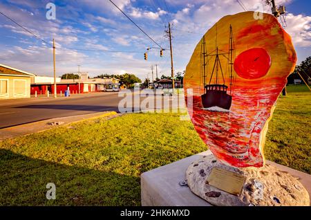 Eine bemalte Auster aus Fiberglas zeigt ein Garnelenboot bei Sonnenuntergang am 15. August 2015 in Bayou La Batre, Alabama. Stockfoto