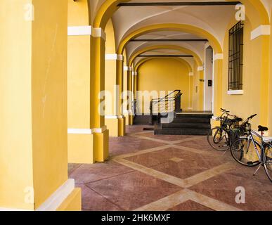 Die charmante Hafenstadt Cervia ist eines der wichtigsten Reiseziele des italienischen Tourismus Stockfoto