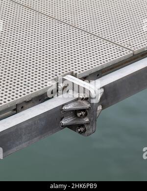 Dies ist die Struktur, die die Muttern, Schrauben und Schweißarbeiten in den neuen Pontoons in Findochty Harbour, Moray, Schottland, zeigt Stockfoto