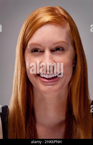 Junge rothaarige Frau lächelt Stockfoto