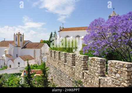 Igreja de Santiago und Burgmauern, Tavira, Algarve, Portugal Stockfoto