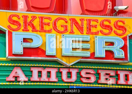 Skegness Pier Neon Schild an Strandpromenade, Skegness, Lincolnshire, England, Vereinigtes Königreich Stockfoto