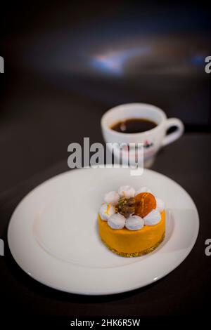 Kürbiskuchen mit Verzierungen aus getrockneter Aprikose und Baiser Stockfoto