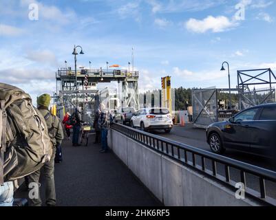 Friday Harbor, WA USA - ca. November 2021: Blick auf Menschen, die an einem sonnigen Tag auf die Tillkum Washington State Ferry warten. Stockfoto