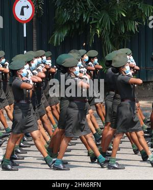 Colombo, Sri Lanka. 30th Januar 2022. Sri-lankische Militärangehörende tragen bei den Proben zum Unabhängigkeitstag auf dem Independence Square in Colombo, Sri Lanka, Schutzmasken. 30. Januar 2022. Am 4 2022. Februar wird der Unabhängigkeitstag 74th von Sri Lanka gefeiert. (Bild: © Saman Abesiriwardana/Pacific Press via ZUMA Press Wire) Stockfoto