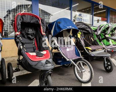 Woodinville, WA USA - ca. Juni 2021: Abgewinkelte Ansicht von sanft gebrauchten Kinderwagen zum Verkauf in einem Play IT Again Sports Store Stockfoto