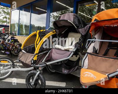 Woodinville, WA USA - ca. Juni 2021: Abgewinkelte Ansicht von sanft gebrauchten Kinderwagen zum Verkauf in einem Play IT Again Sports Store. Stockfoto