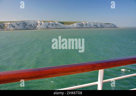 Die White Cliffs of Dover vom Deck der MS Eurodam, Dover, Kent, England, Vereinigtes Königreich Stockfoto