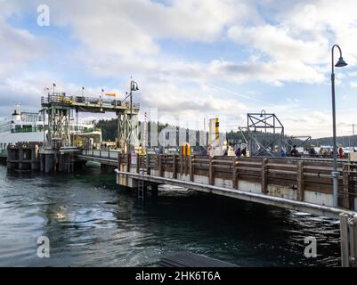 Friday Harbor, WA USA - ca. November 2021: Blick auf die Tillikum Washington State Ferry, die auf der Insel San Juan andockt, auf der die Passagiere abgeladen werden sollen Stockfoto