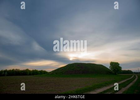 Skythian-Hügel (Grabhügel) in der Nähe von Pustoviytivka, Region Romny, Oblast Sumy, Ukraine Stockfoto