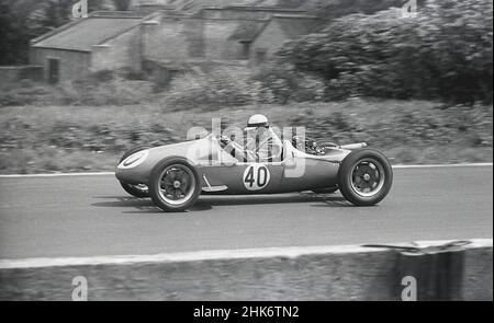 1960s, historisch, Motorsport, ein einsitziger Rennwagen auf der Strecke. England, Großbritannien. 195 ein oben offener, einsitziger Rennwagen mit Heckmotor, ein Cooper-Jap Formula 3, war für viele Motorsportbegeisterte der erste Vorgeschmack auf den 'echten' Motorsport. John Coopers erster Rennwagen der Nachkriegszeit verwendete das Chassis eines abgestürzten FIAT Topolino und den hinter dem Fahrer positionierten JAP-Motor mit 500cc „Fahrwegen“. Stockfoto