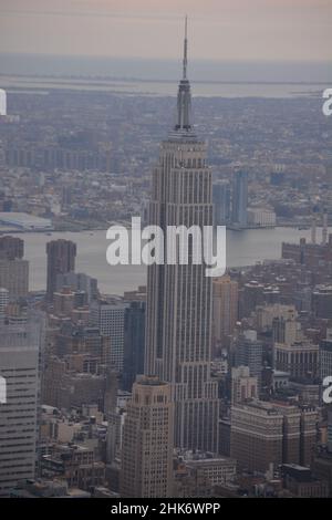 Skyline von New York City - fotografiert von einem Hubschrauberflug einschließlich Rockefeller Center in der Nähe des Sonnenuntergangs Stockfoto
