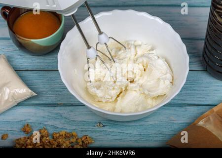 Eiweiß zu einem schaumigen Stadium geschlagen. Ich hatte das Eiweiß fertig geschlagen, um an steifen Spitzen zu meringue Stockfoto