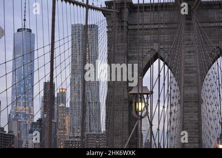 Skyline von New York City - fotografiert von der Manhattan Bridge zum Finanzviertel, einschließlich One World Trade Center Stockfoto