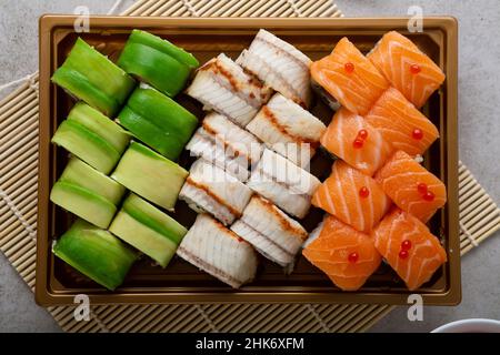 Blick von oben auf Sushi-Rollen im Take-Away-Tablett Stockfoto
