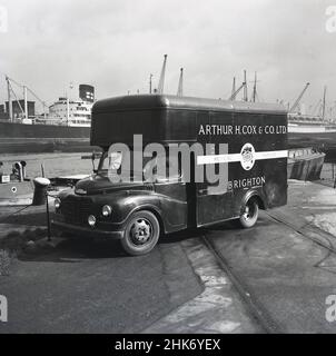 1950, historisch, ein Lieferwagen von Arthur H. Cox & Co aus Brighton, England, UK in Austin, der in London geparkt ist, legt am Hafen von London an. Gegründet 1839 von Arthur Hawker Cox, Das britische Unternehmen war zu dieser Zeit ein führender Hersteller von medizinischem Material. 1854 hatte Arthur Cox eine Perlenbeschichtung für Pillen patentiert, und die Coxes-Pillenfabrik in Lewes Rd Brighton war ein Wahrzeichen der Stadt, bis sie Anfang 1980s abgerissen wurde. Stockfoto