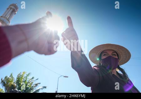 Tegucigalpa, Honduras. 27th Januar 2022. Die Präsidentin von Honduras, Xiomar Castro, begrüßt ihre Anhänger auf dem Weg zur Amtseinführung des Präsidenten.Xiomara Castro ist die erste Frau, die Präsidentin von Honduras wird, und hat gemeinsam mit der LIBRE (Libertad y Refundación) Partei Sozialreformen für ihr Mandat vorgeschlagen. Kredit: SOPA Images Limited/Alamy Live Nachrichten Stockfoto