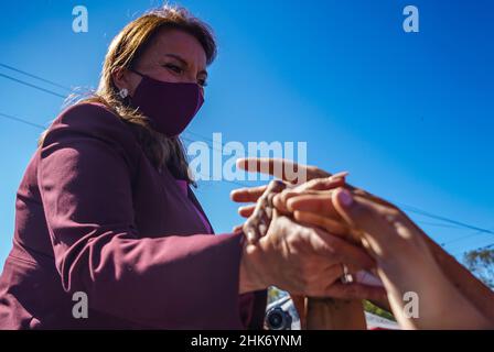 Tegucigalpa, Honduras. 27th Januar 2022. Die Präsidentin von Honduras, Xiomar Castro, begrüßt ihre Anhänger auf dem Weg zur Amtseinführung des Präsidenten.Xiomara Castro ist die erste Frau, die Präsidentin von Honduras wird, und hat gemeinsam mit der LIBRE (Libertad y Refundación) Partei Sozialreformen für ihr Mandat vorgeschlagen. Kredit: SOPA Images Limited/Alamy Live Nachrichten Stockfoto