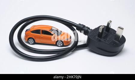 MODELLAUTO MIT ELEKTROSTECKER UND BLEI RE ELEKTROFAHRZEUGE EV EV EV'S DIESEL BENZIN FOSSILEN BRENNSTOFF GRÜN DIE UMWELT HYBRID-BATTERIE POWERED AUTOS ETC UK Stockfoto