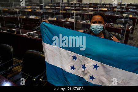 Tegucigalpa, Honduras. 26th Januar 2022. Eine Unterstützerin der LIBRE-Partei macht Fotos im Nationalkongress von Honduras, der bis zur Amtseinführung unter der Sicherheit von Parteimitgliedern stattfand.Xiomara Castro ist die erste Frau, die Präsidentin von Honduras wird, und hat mit der LIBRE-Partei (Libertad y Refundación) Sozialreformen für ihr Mandat vorgeschlagen. (Foto von Camilo Freedman/SOPA Images/Sipa USA) Quelle: SIPA USA/Alamy Live News Stockfoto