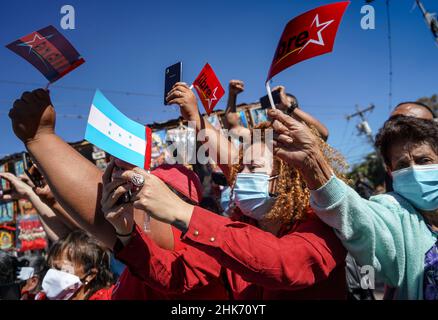 Tegucigalpa, Honduras. 27th Januar 2022. Unterstützer von Xiomara Castro winken Flaggen der LIBRE-Partei und Honduras, als sie auf ihre Ankunft warten.Xiomara Castro ist die erste Frau, die Präsidentin von Honduras wird.das Urteil mit der LIBRE-Partei (Libertad y Refundación) hat Sozialreformen für ihr Mandat vorgeschlagen. (Foto von Camilo Freedman/SOPA Images/Sipa USA) Quelle: SIPA USA/Alamy Live News Stockfoto