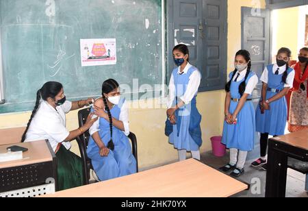 Bhopal, Indien. 02nd. Februar 2022. Ein Mitarbeiter des Gesundheitswesens verabreicht einem Teenager-Studenten in einem in die Schule umgerufene Impfzentrum an der Government Kamla Nehru Girls Higher Secondary School eine Dosis COVID-19-Impfstoff. In Indien haben mehr als 45 Millionen Menschen, die 60 % der Bevölkerung in der Altersgruppe der 15-18-Jährigen abdecken, die erste Dosis eines Covid-19-Impfstoffs erhalten. (Foto: Sanjeev Gupta/SOPA Images/Sipa USA) Quelle: SIPA USA/Alamy Live News Stockfoto